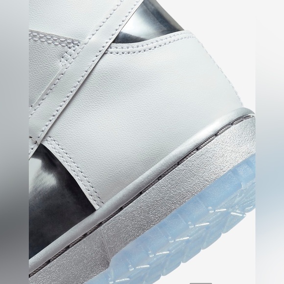 *NWT * Nike Dunks SE in White/ Metallic Silver - Picture 4 of 10